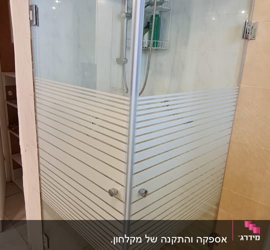 מקלחון זכוכית עם ראש מקלחת ומדף מוצרים